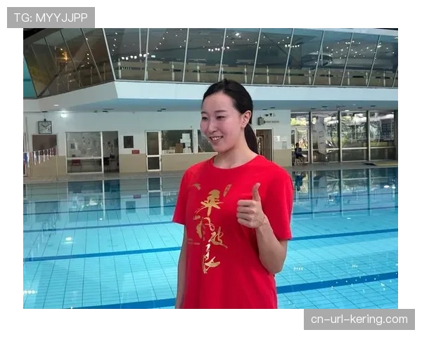 球员赛后交换泳帽传统延续,展现体育精神 球员赛后交换泳帽传统延续,展现体育精神