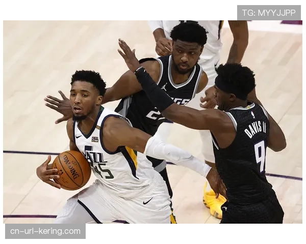 爵士121-93击败国王,替补阵容发挥出色,主场轻松取胜 爵士121-93击败国王,替补阵容发挥出色,主场轻松取胜